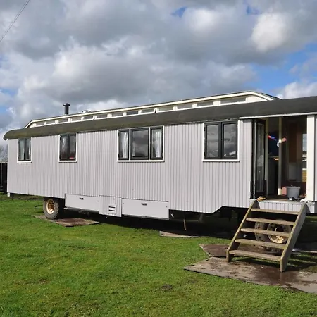 Bed & Breakfast Gypsy Waggon - A On Wheels