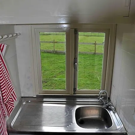 Gypsy Waggon - A On Wheels Bed & Breakfast 3*