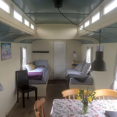 Bed & Breakfast Gypsy Waggon - A On Wheels 3*